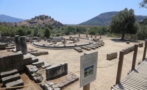 Muğla'nın Ortaca ilçesine bağlı Dalyan Mahallesinde yer alan Kaunos Antik Kentine erişebilmek için tur tekneleri ile yaklaşık 10 dakika yolculuk yapan ziyaretçiler, ağaçlarla kaplı yolda 15 dakika kadar yürüdükten sonra 3 bin yıllık antik kentin kapılarını aralıyor. Ziyaretçiler, UNESCO Dünya Mirası Geçici Listesinde bulunan Teras Tapınağında fotoğraf çektiriyor.
 ( Osman Akça - Anadolu Ajansı )